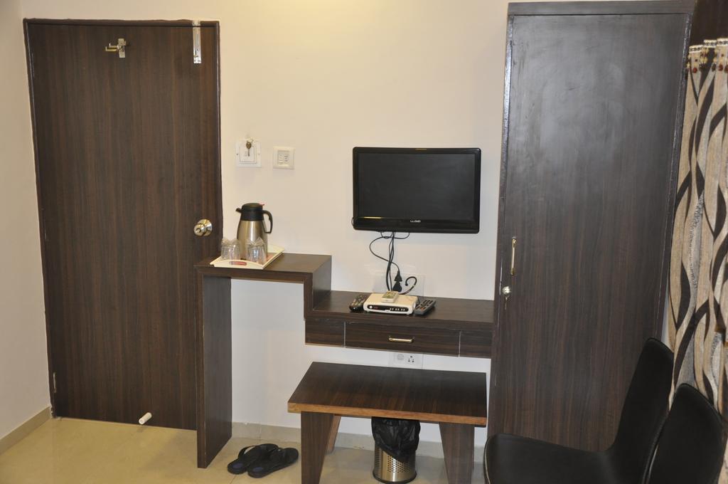 Hotel Park Inn Rajkot Exterior photo