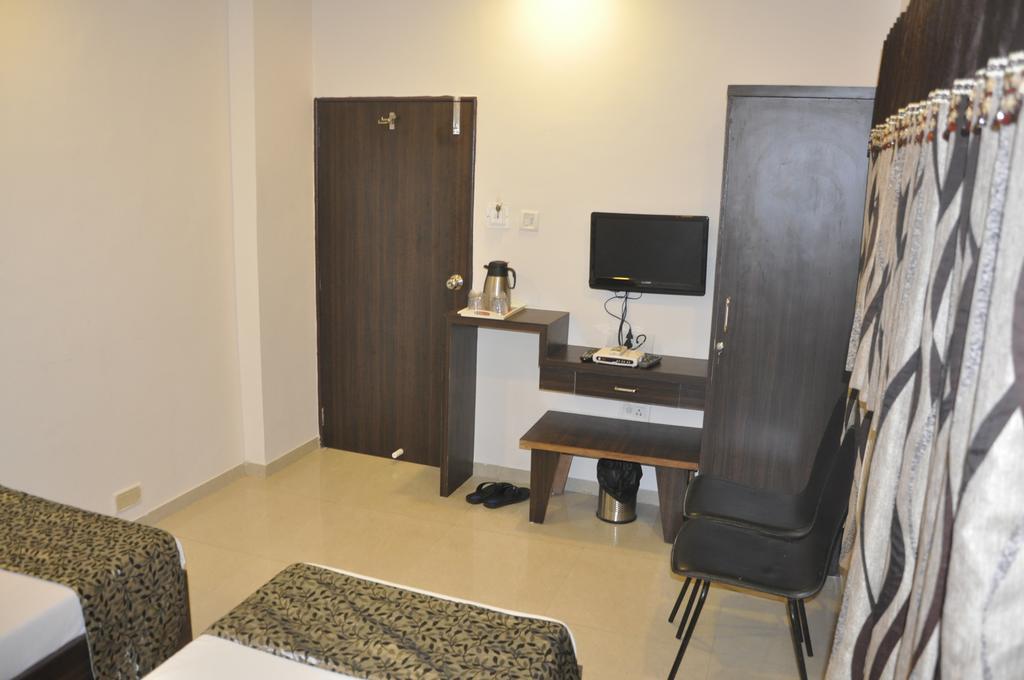 Hotel Park Inn Rajkot Exterior photo